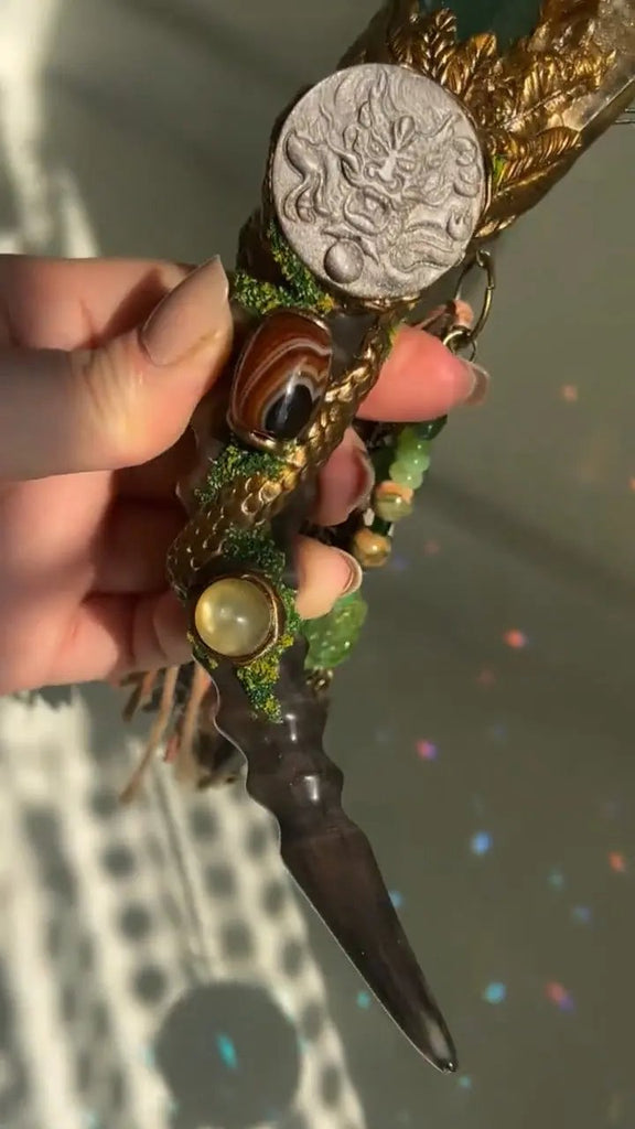 Dragon’s Breath Natural Crystal & Deer Antler Scepter Buddha padmasana